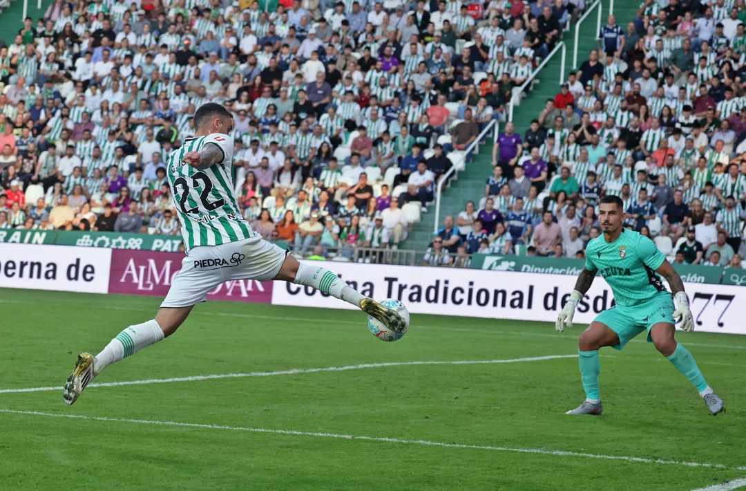 Jugada del partido. Jugador del CF dispara a portería. Portero y fondo de público.