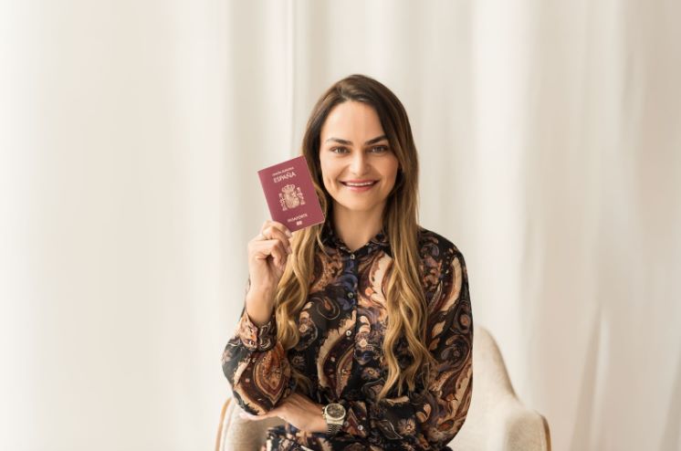 Mujer mostrando su pasaporte