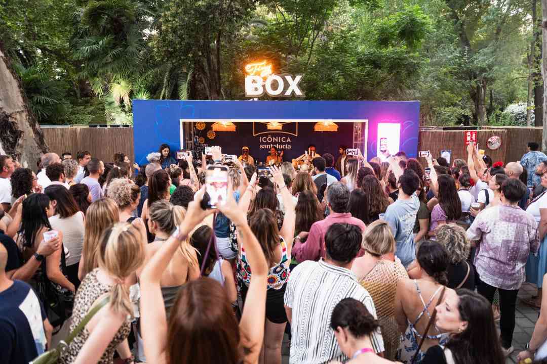 Asistentes Tiny Box 2025 Iconica