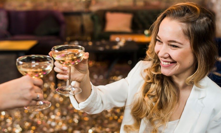 Claves para causar impresión al acudir con acompañante de lujo a un evento empresarial en la capital