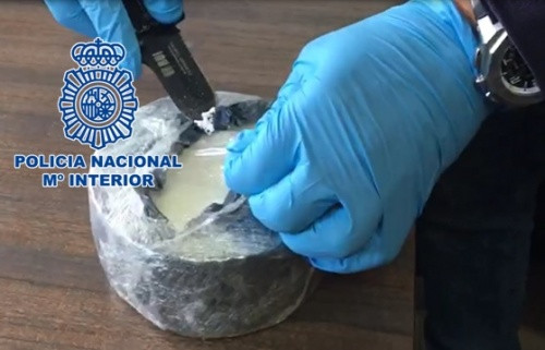 La Policía Nacional detiene en Córdoba a un hombre que portaba casi un kilogramo de cocaína en el interior de un queso