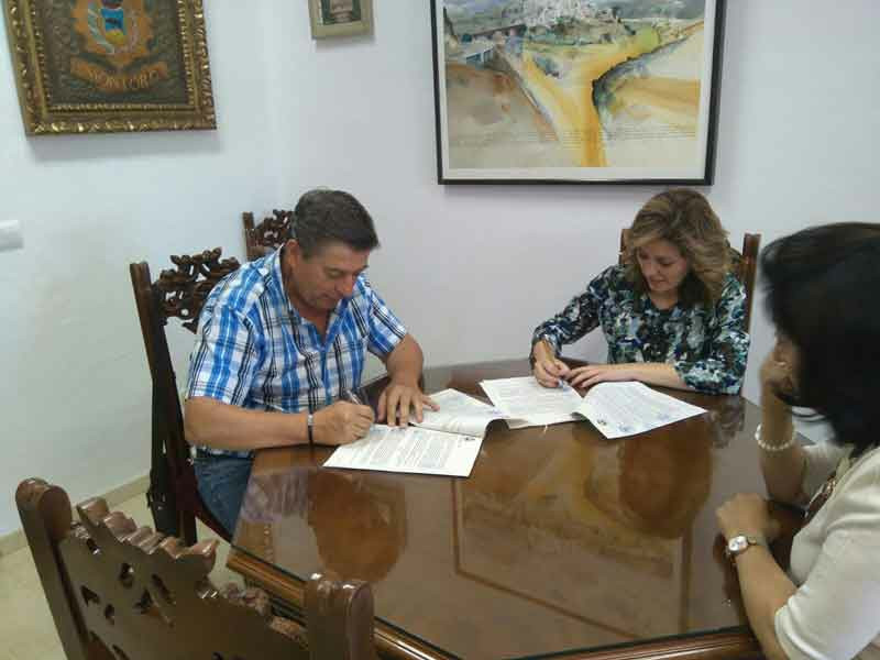 La Asociación de Comerciantes, Empresarios y CCA de Montoro firma dos convenios.