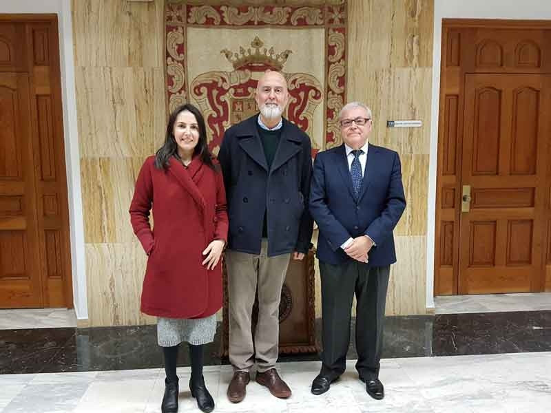 El alto cargo florentino Carlo Francini, miembro también de Icomos, mantiene un encuentro el Consistorio con el teniente de alcalde de Presidencia, Emilio Aumente