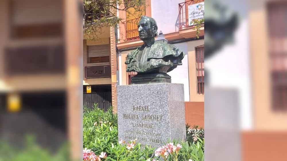 El Ayuntamiento de Córdoba ha iniciado la restauración del busto de Lagartijo, cuyo pedestal ya está libre de pintadas vandálicas