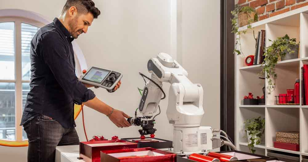 ABB lanza la nueva generación de cobots para impulsar la automatización en nuevos sectores y usuarios principiantes.