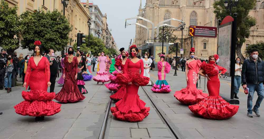 "La moda flamenca vuelve a salir a la calle para reclamar a las instituciones andaluzas ayudas urgentes". Lunar Off.