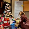 Mujer ante el Árbol de Navidad Regalos Solidarios AXA