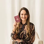 Mujer mostrando su pasaporte