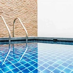 Piscina privada con escalera para salir/entrar en la misma