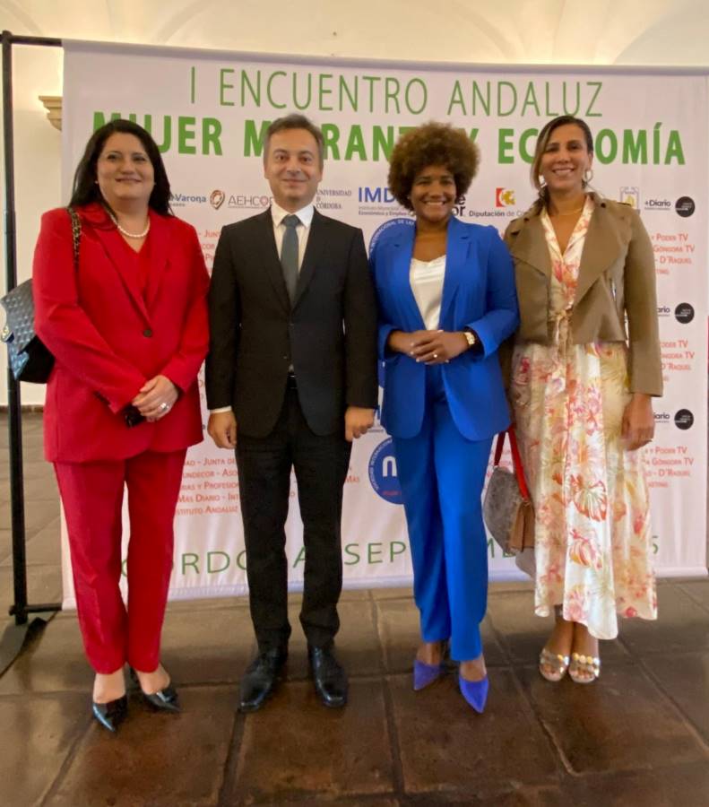 de Izq. a dcha. Diana Veloz (Cónsul General de Ecuador, Cosmín Mitrea (Cónsul General de Rumanía); María Piña (Presidenta de Mujer y Poder); y Alenka Rojas (Vicecónsul de Bolivia).
