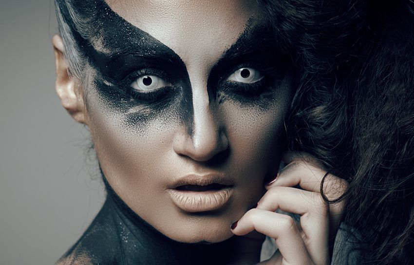 Lentes en halloween Modelo con maquillaje de halloween y lentes de contacto
