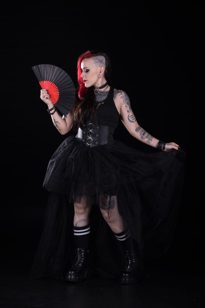 LaGore con un abanico (@danielzamoraphoto)