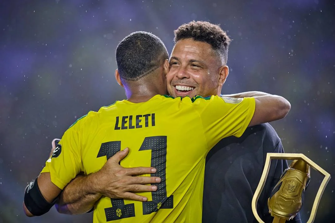Ronaldo abraza a Leleti por su triunfo en Kings World Cup Nations 2026