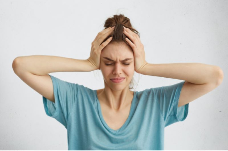 Día de la Migraña, Mujer con Migraña. Fuerte dolor de cabeza.