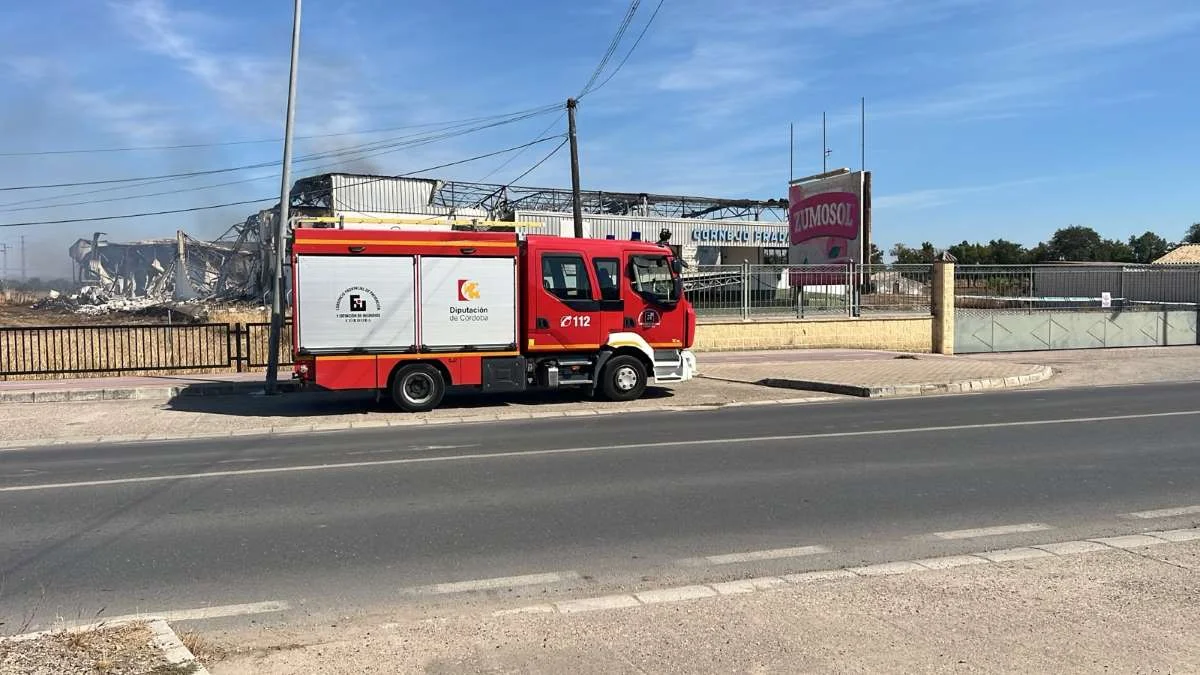 Final del incendio en Palma del Rio. Camión motobomba parada delante de fabrica quemada.