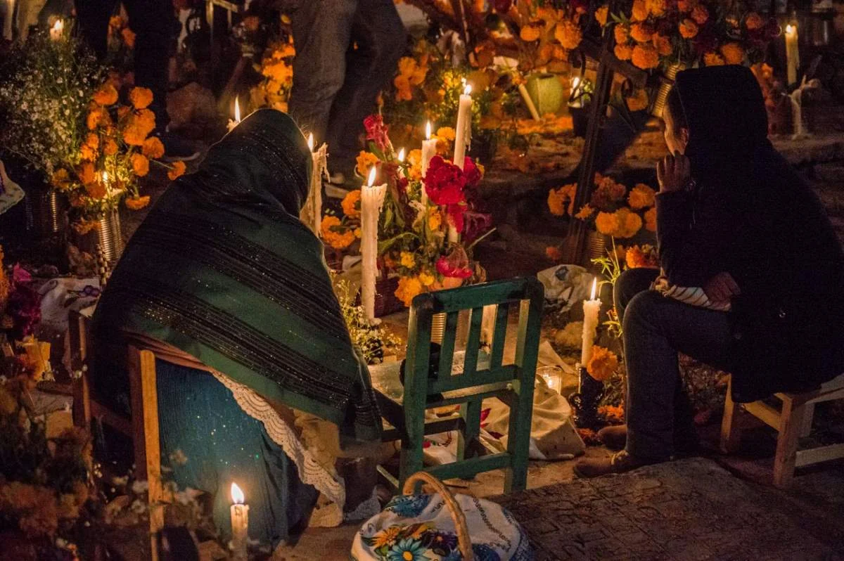 Una vibrante celebracion del Dia de Muertos iluminada por velas y con ofrendas en Janitzio Mexico