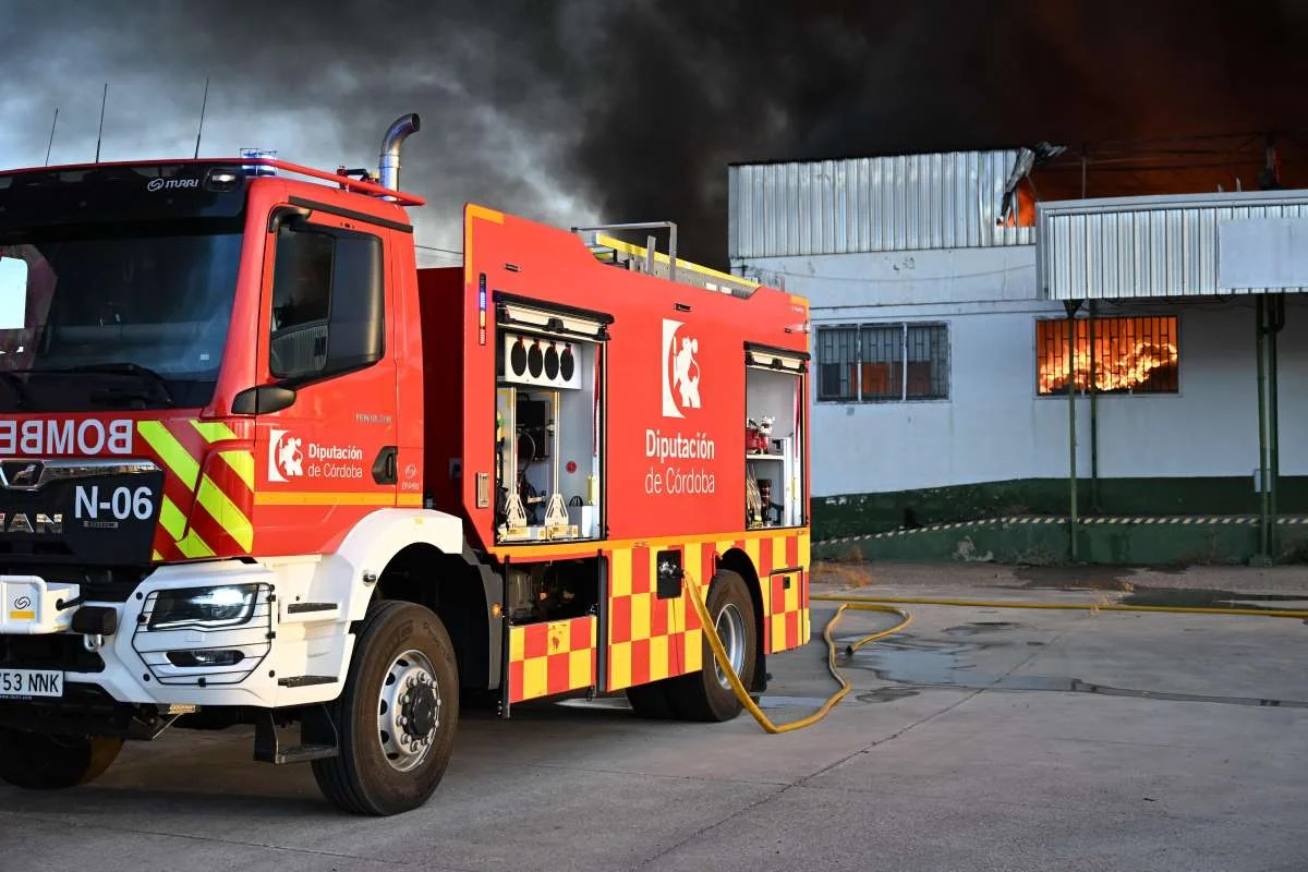 Incendio en Palma del Río. Camión de la Diputación.