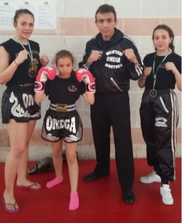 Las hermanas María Elena y Paloma del club Muay Thai Omega Montoro quedan campeonas en el campeonato de Andalucía .