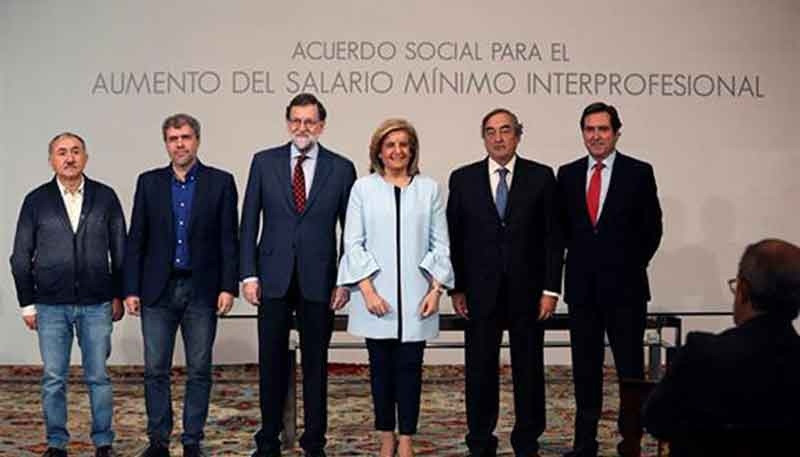 Rajoy firma con los agentes sociales el acuerdo para la subida del salario mínimo interprofesional