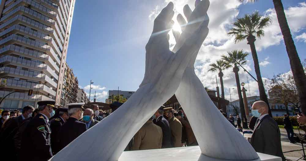 Huelva: Un mensaje de esperanza y unidad en la inauguración del monumento a los sanitarios.