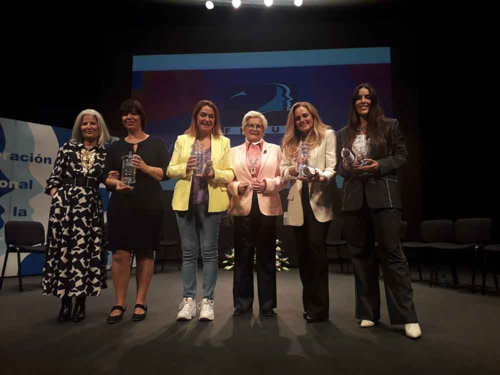 Carmen Morales recibe el Premio FEMUR Mujer 2022 como recono ...