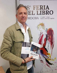 Francis Arroyo Ceballos firma libros en la Feria del Libro d ... Imagen 2