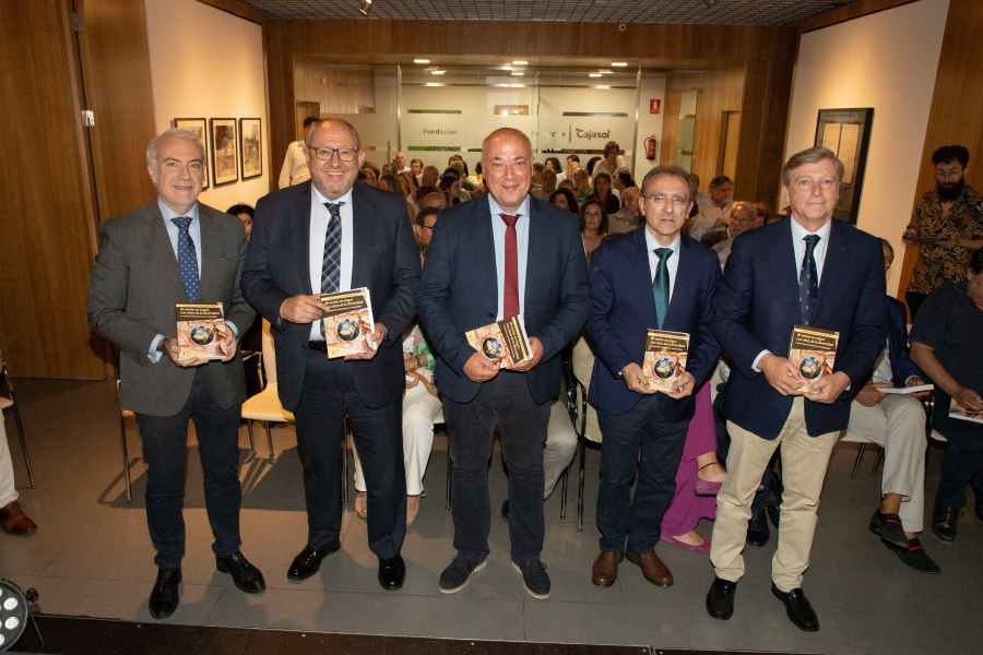 La Diputación de Córdoba respalda la edición de un libro de García-Calabrés publicado por la revista Ánfora Nova