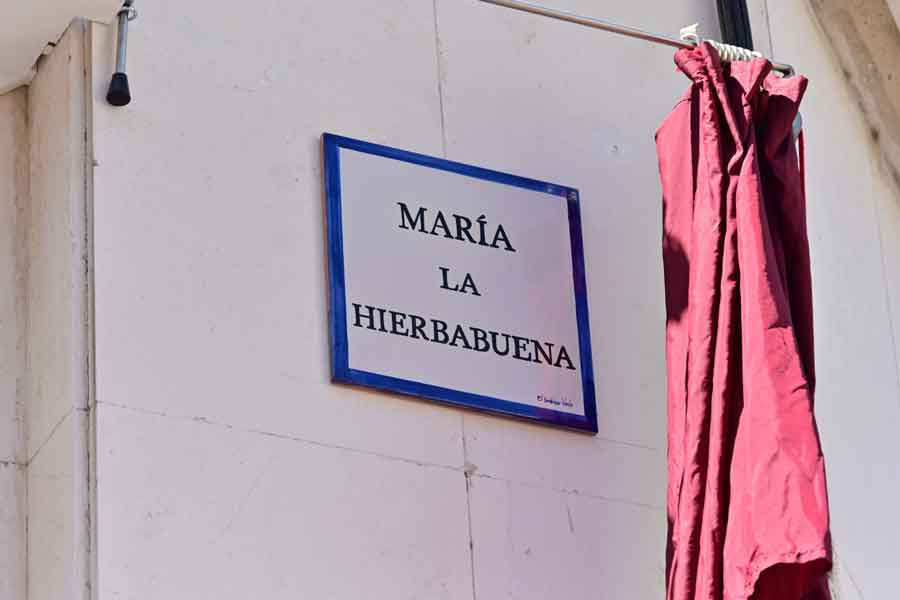 La ciudad de Cádiz hace un sentido homenaje a María la Hierbabuena y descubre el rótulo de su calle.