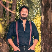 El kanka. Tras él, un bosque