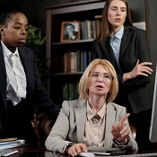 Diversas mujeres en una oficina delante de un ordenador.