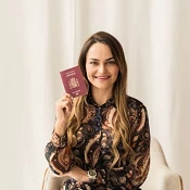 Mujer mostrando su pasaporte