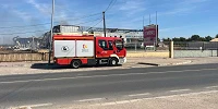 Final del incendio en Palma del Rio. Camión motobomba parada delante de fabrica quemada.