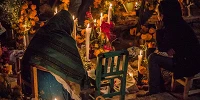 Una vibrante celebracion del Dia de Muertos iluminada por velas y con ofrendas en Janitzio Mexico