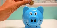Un cerdito hucha azul