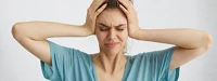 Día de la Migraña, Mujer con Migraña. Fuerte dolor de cabeza.