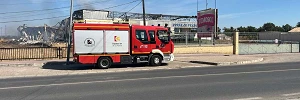 Final del incendio en Palma del Rio. Camión motobomba parada delante de fabrica quemada.