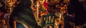 Una vibrante celebracion del Dia de Muertos iluminada por velas y con ofrendas en Janitzio Mexico
