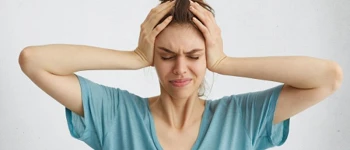 Día de la Migraña, Mujer con Migraña. Fuerte dolor de cabeza.