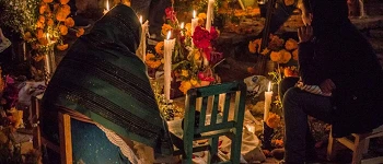 Una vibrante celebracion del Dia de Muertos iluminada por velas y con ofrendas en Janitzio Mexico
