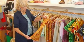Manuela Carmona. Zapatelas cosiendo el paro.