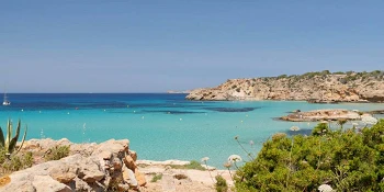 Playa de Ibiza. Coches de Lujo.