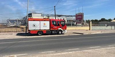 Final del incendio en Palma del Rio. Camión motobomba parada delante de fabrica quemada.