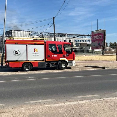 Final del incendio en Palma del Rio. Camión motobomba parada delante de fabrica quemada.