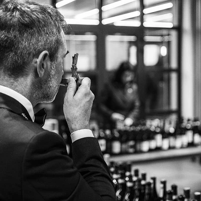 Sumiller oliendo el corcho de la botella