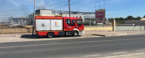 Final del incendio en Palma del Rio. Camión motobomba parada delante de fabrica quemada.