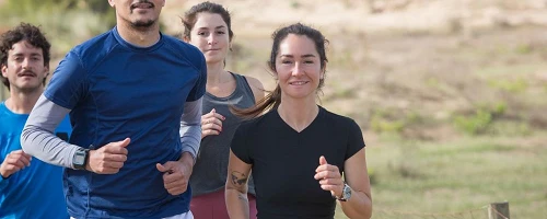 Grupo de Generación Z haciendo deporte, bienestar generación Z