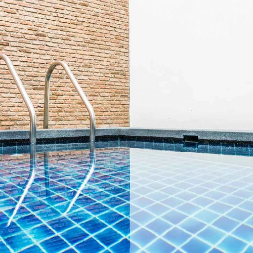 Piscina privada con escalera para salir/entrar en la misma