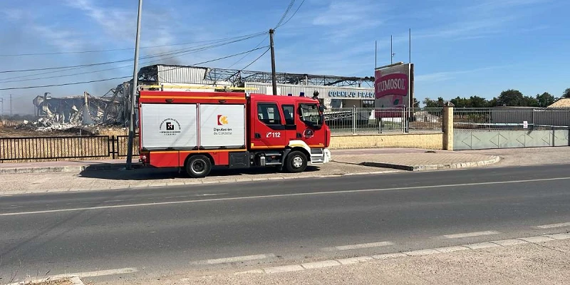 Final del incendio en Palma del Rio. Camión motobomba parada delante de fabrica quemada.