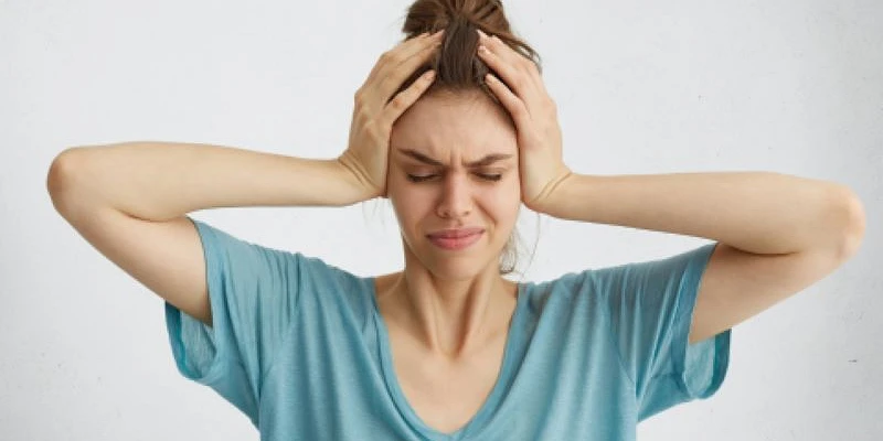 Día de la Migraña, Mujer con Migraña. Fuerte dolor de cabeza.