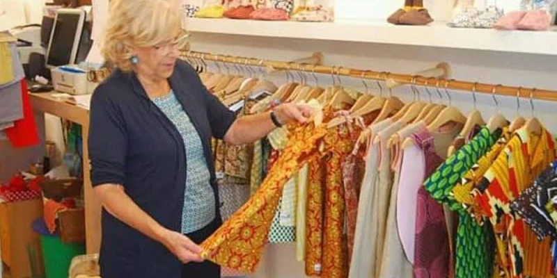 Manuela Carmona. Zapatelas cosiendo el paro.